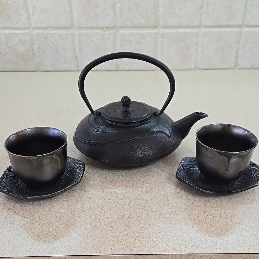 Teavana Vintage Cast Iron Japanese Tea Kettle w/2 Cups & Saucers No BUNDLES